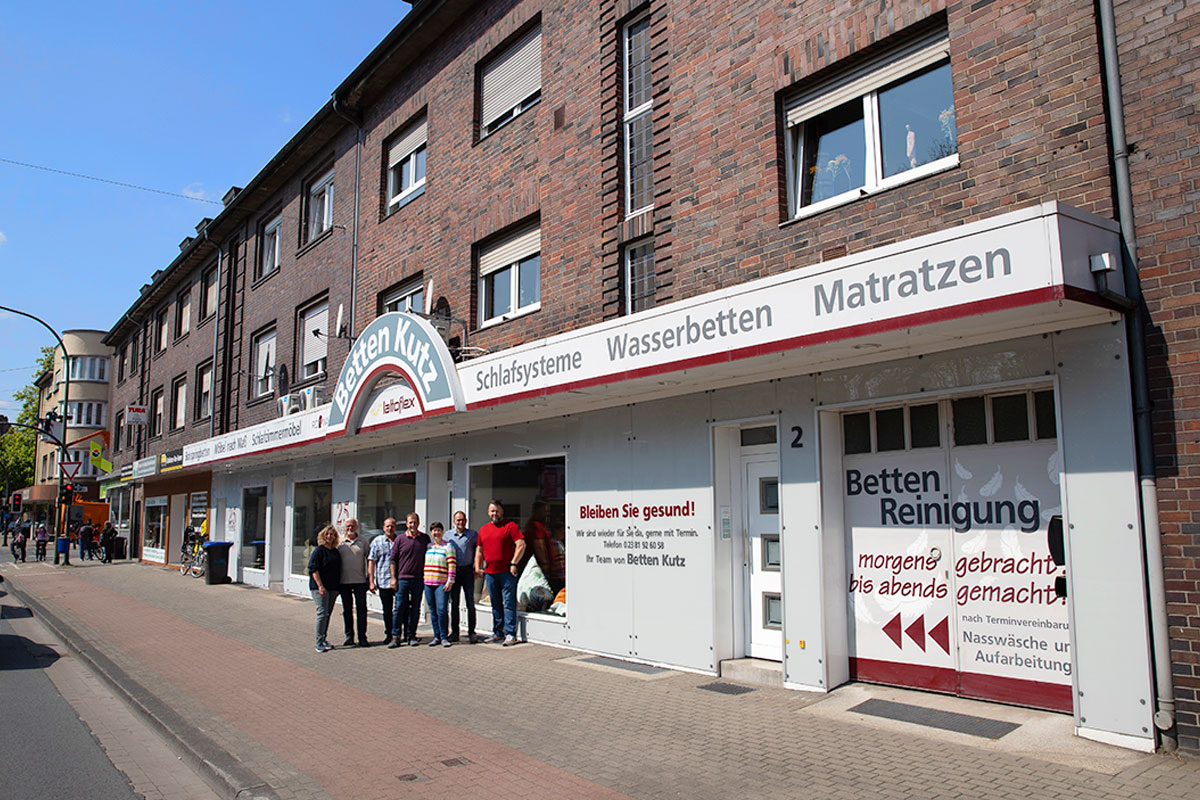 Teamfoto vor dem Eingang - Betten-Kutz GmbH, Ihr Bettenfachgeschäft aus 59063 Hamm bietet alles rund um Betten & Wohnen.